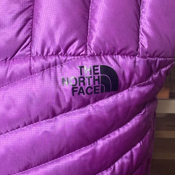 The North Face Puffer Vest Womens Size S 700 Fill Nuptse Down Purple Lightweight - Picture 3 of 14